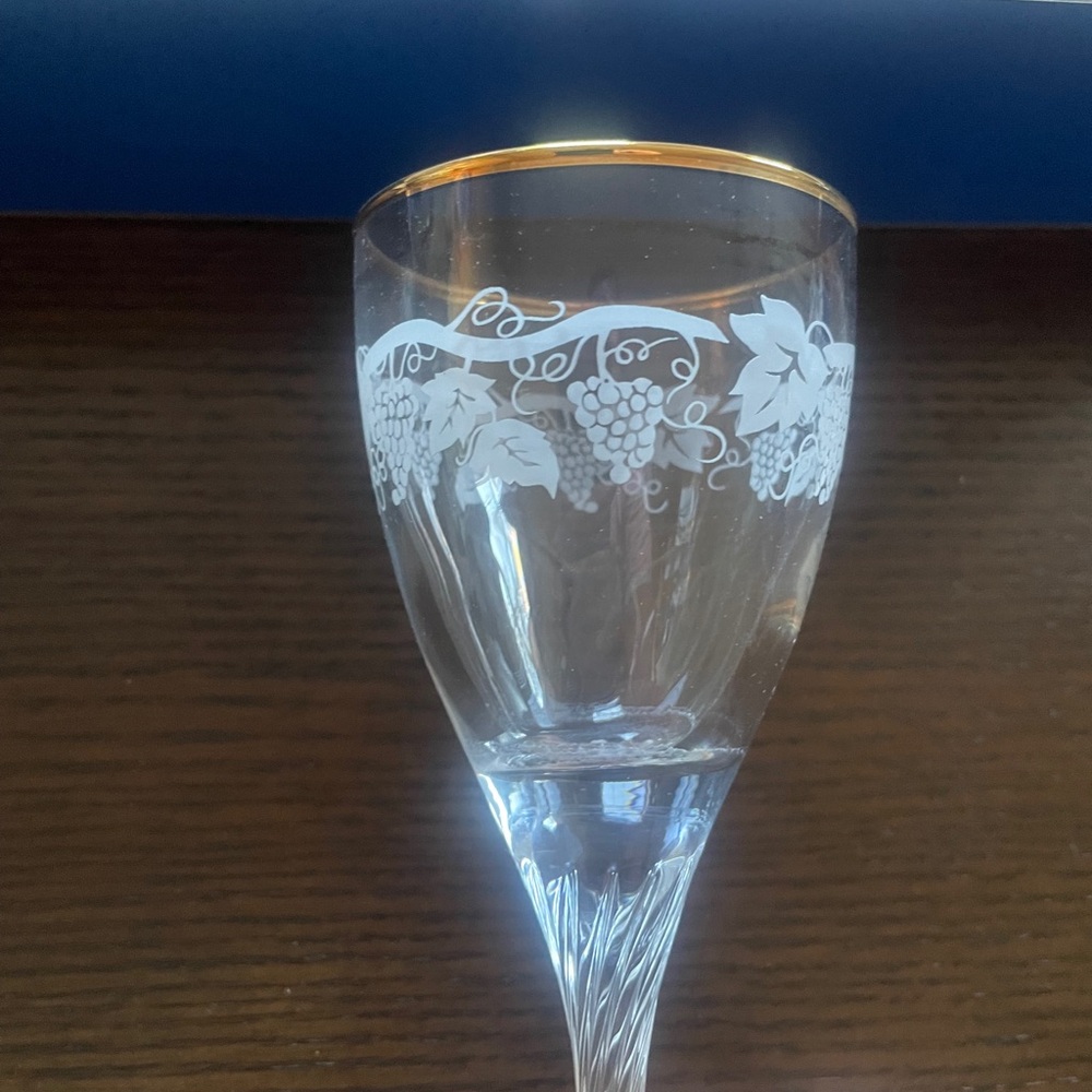 Elegant Etched Wine Glass with Gold Rim